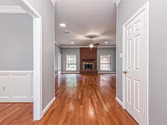 4th image of 9501 Oak Springs Dr