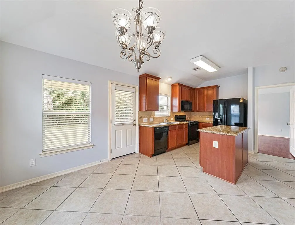 3 bed, 1341 sqft, $1,950 — Photo 4