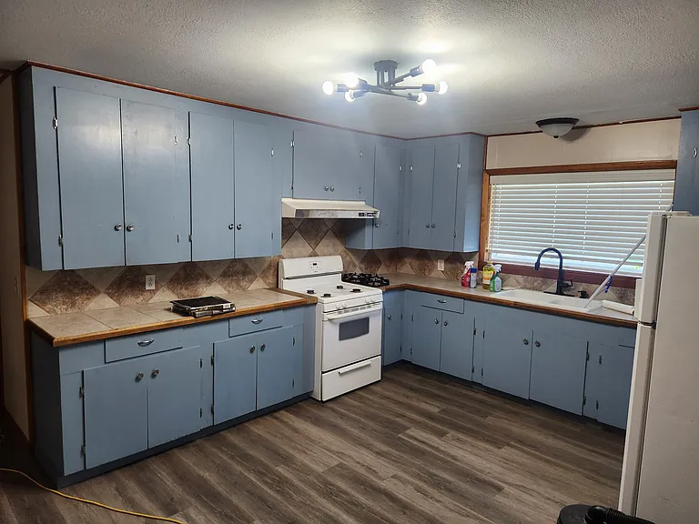 438 N Manse Ave — Photo 2
