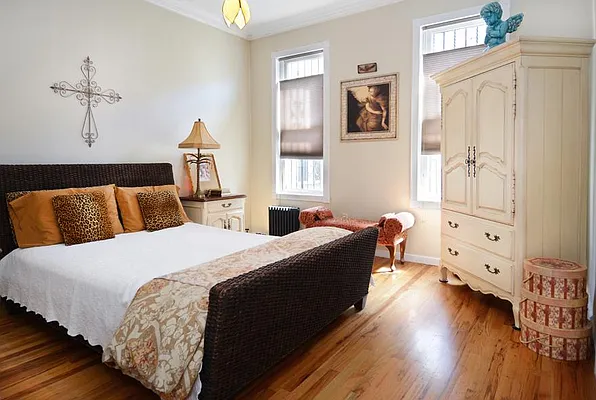 Sold by Brooklyn Bridge | media 19