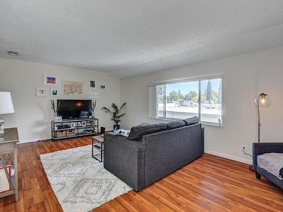 3rd image of 2075 La Con Ct APT 4