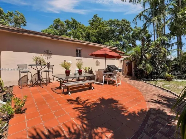 23 SW 8th St, Hallandale, FL 33009