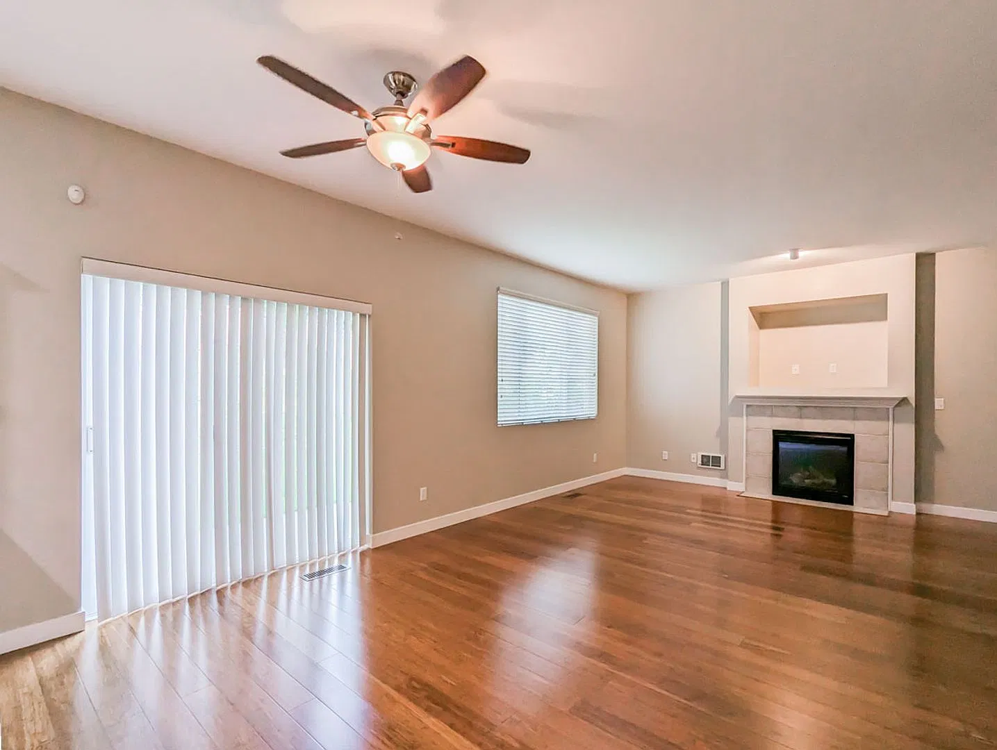 **Move-In Special**Beautiful 3 bed, 2.5 bath home with fully fenced yard & W/D! — Photo 3