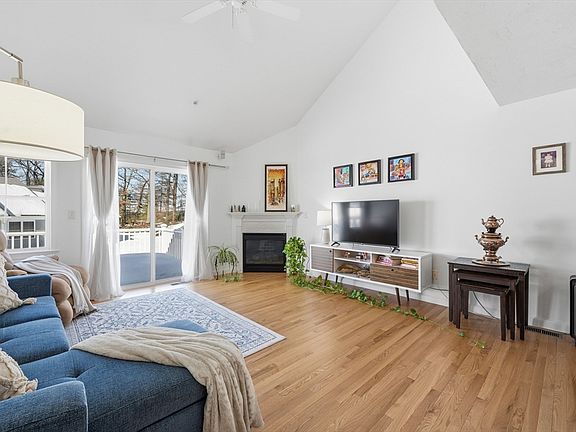 5th image of 2 Strawberry Ln #C
