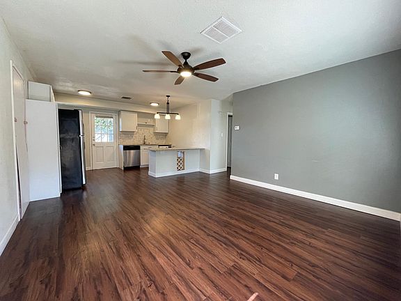 3rd image of 2009 Cheshire Dr #B