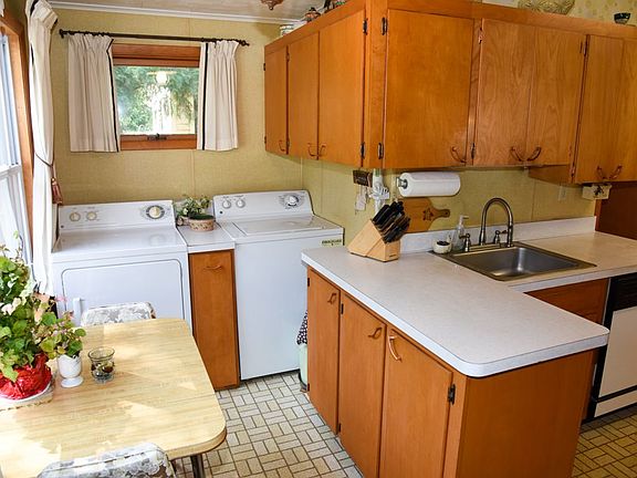 4th image of 24 Fairview Ave