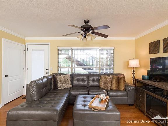 5th image of 922 W 15th St APT 3