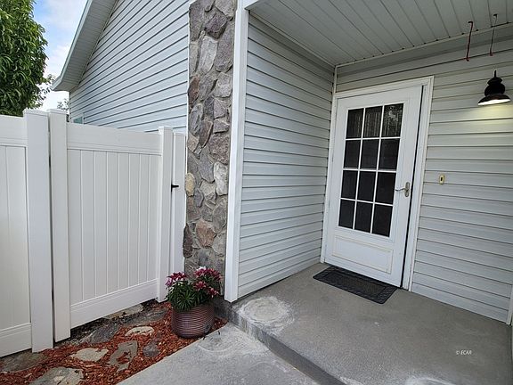 5th image of 2063 Bluegrass Cir