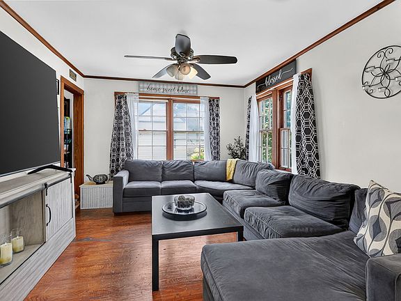 5th image of 10305 Dickens Ave