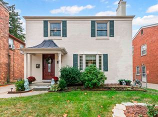 1597 Newcastle Rd, Grosse Pointe Woods, MI 48236