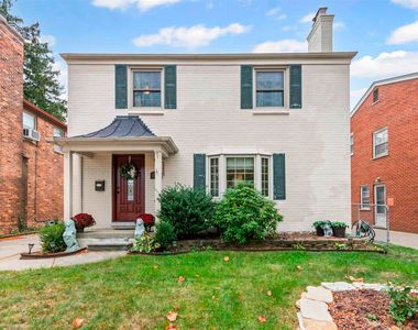 1597 Newcastle Rd, Grosse Pointe Woods, MI, 48236