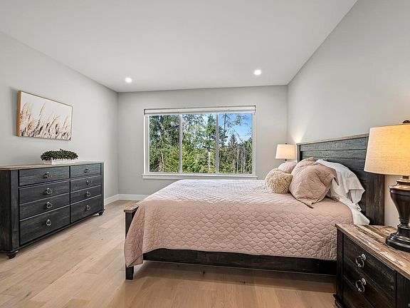 5th image of 3240 Klanawa Cres