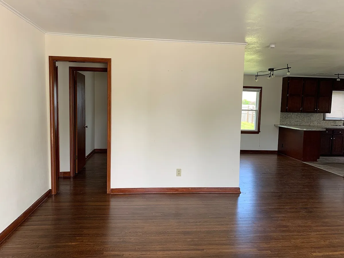 Building Photo - 824 N Hudson Ave