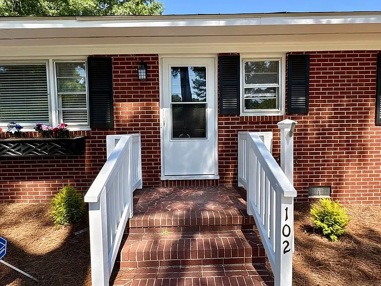102 N Clarendon Dr — Photo 3