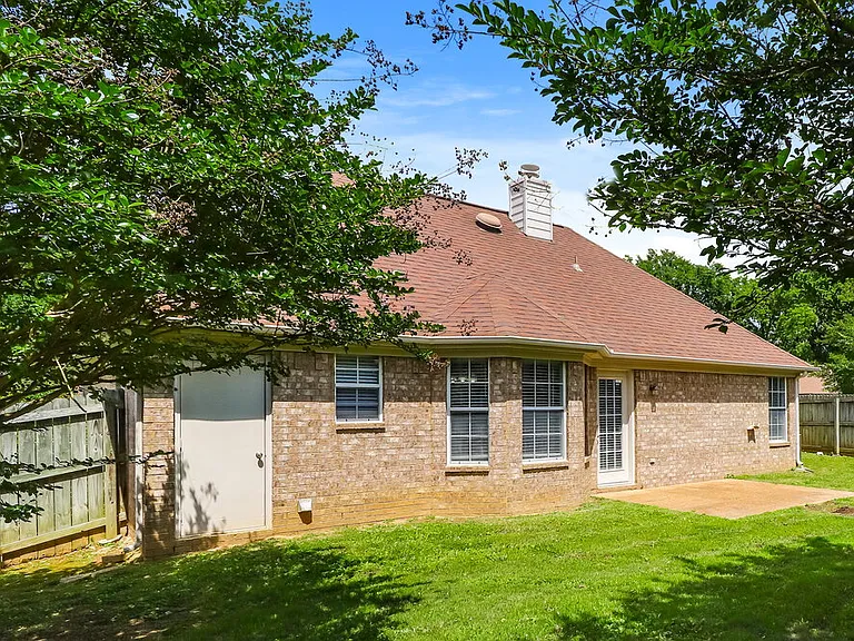 80 Village Dr — Photo 16