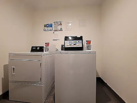 4th image of 1520 Putnam Ave #1D