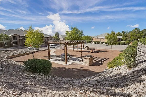 Acacia Park Apts. — Photo 4