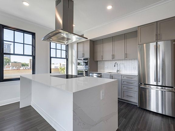 3rd image of 2300 N Commonwealth Ave #1708