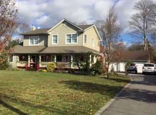 35 Sunset Dr, Sayville, NY 11782