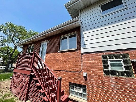 4th image of 8953 Oak Park Ave