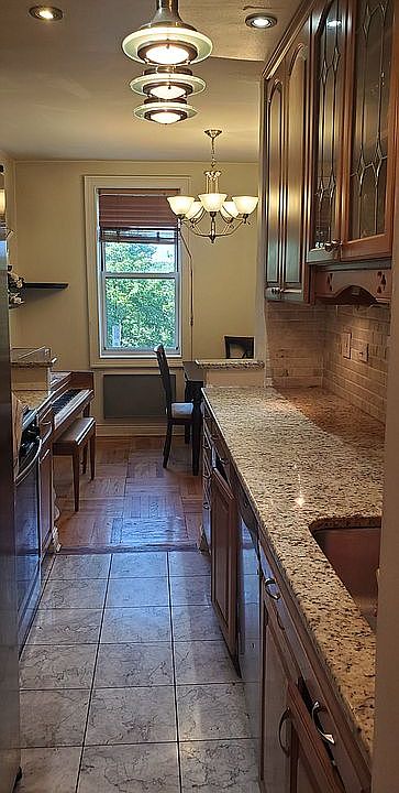 Kitchen: granite countertop
