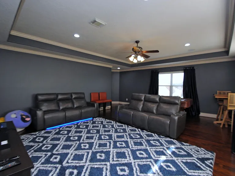 15823 Medina Lake Ln — Photo 33