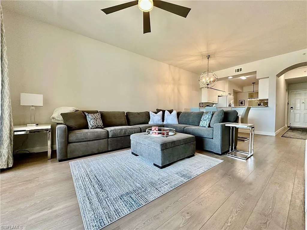 3 bed, 2.0 bath, 1373 sqft, $5,300 — Photo 4