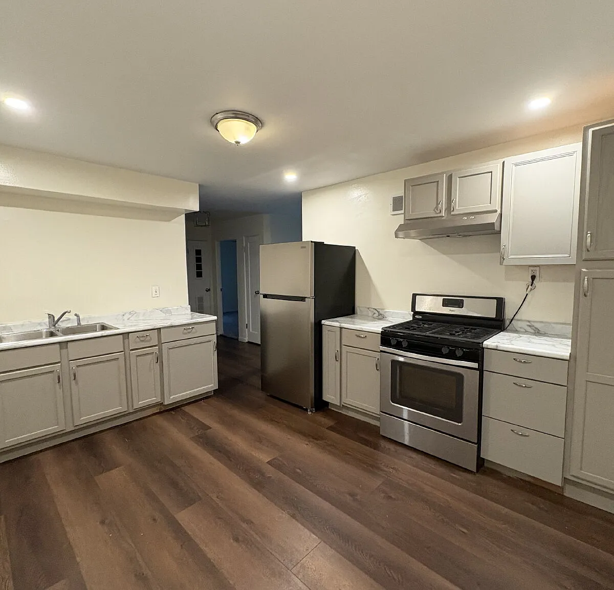3 bed, 1.0 bath, $1,400 — Photo 2