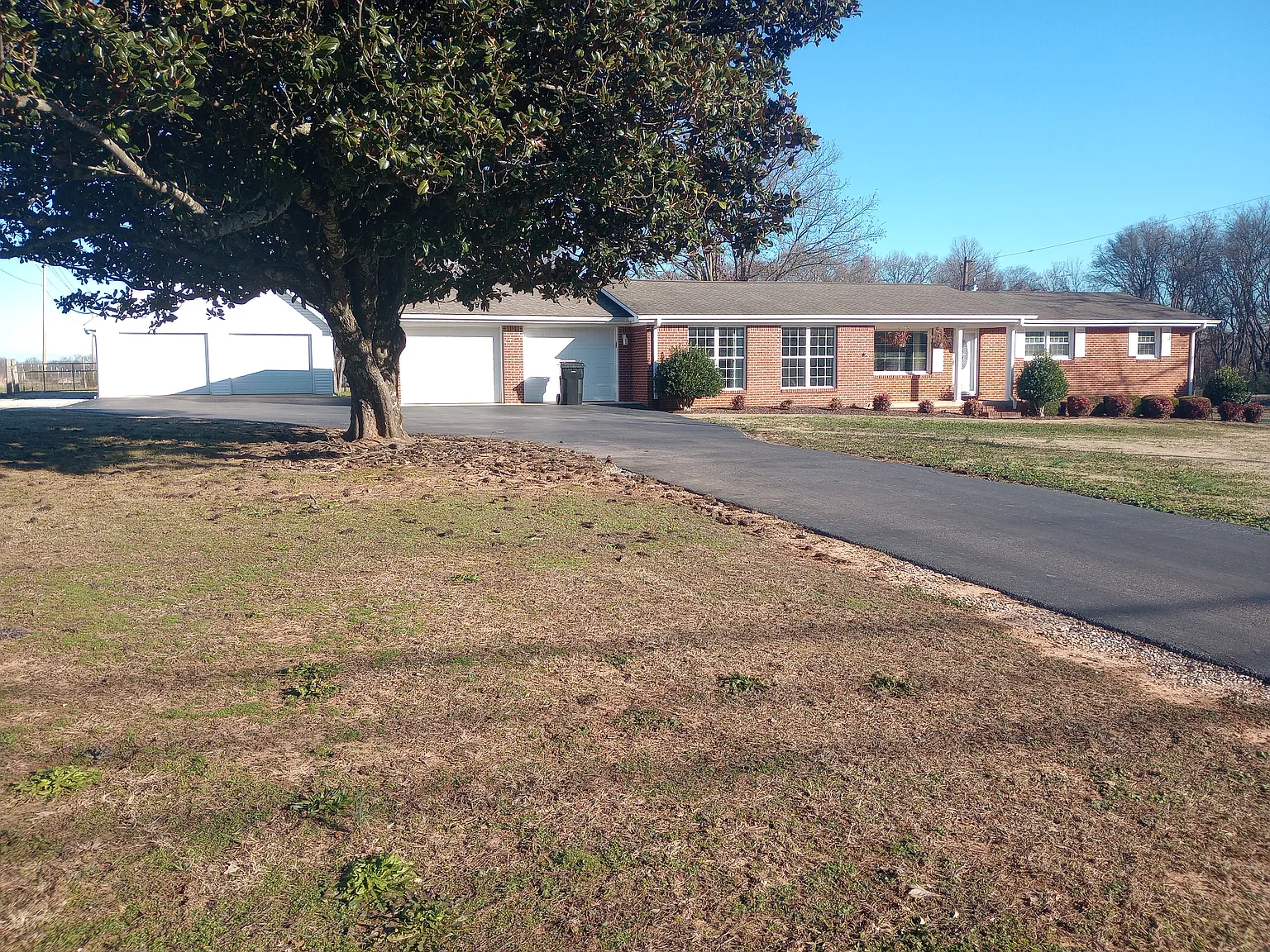 3 bed, 1957 sqft, $1,795 — Photo 2