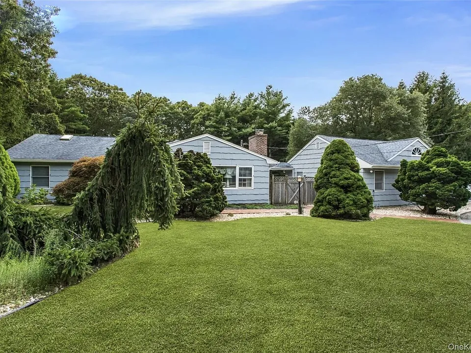 25 Squires Ave