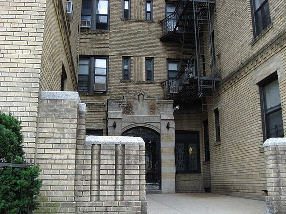 4th image of 8760 113th St APT 3F