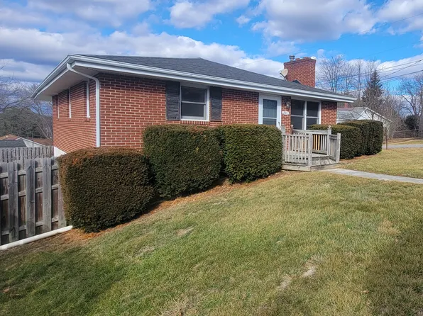 201 3rd St #A, Christiansburg, VA 24073