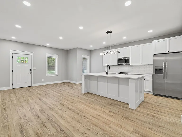902 N Madison St — Photo 4