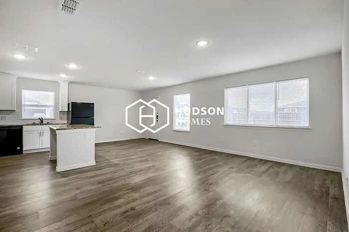 3 bed, 2.0 bath, 1298 sqft, $1,399 — Photo 3