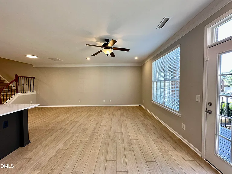 323 Longchamp Ln — Photo 12