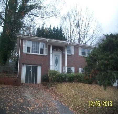 3rd image of 483 Canterbury Cir
