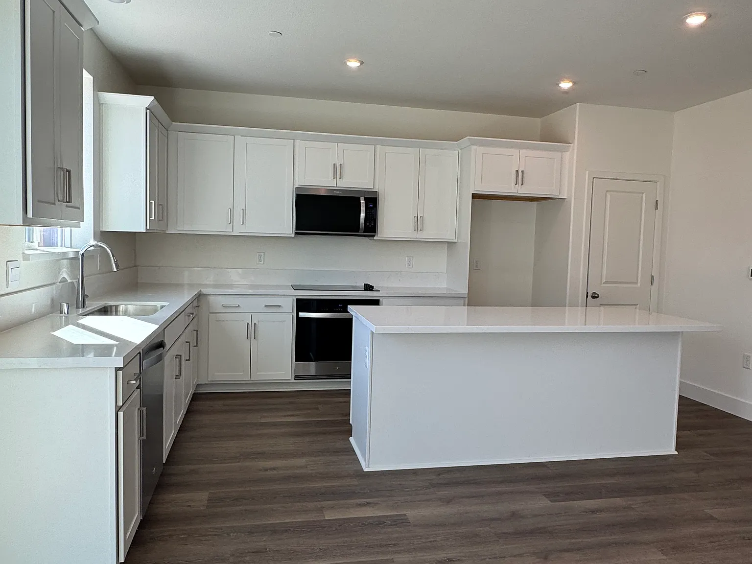 5 bed, 2312 sqft, $4,250 — Photo 3