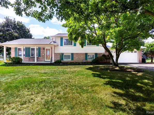6361 Emerald Lake Dr, Troy, MI 48085