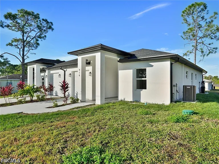 918 Eisenhower Blvd — Photo 1