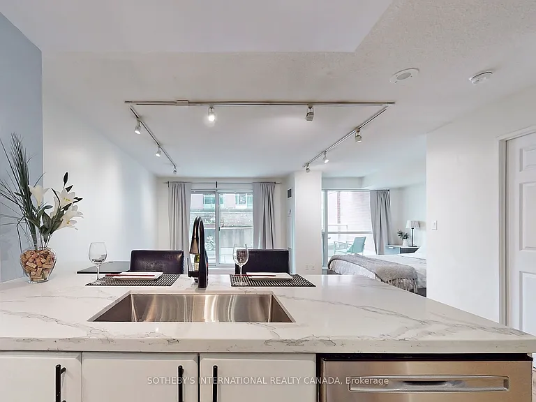 230 King St E #410 — Photo 8