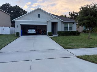 2917 Canary Ln, Tavares, FL 32778