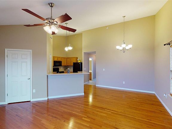 5th image of 720 Harbor Woods Dr Unit D