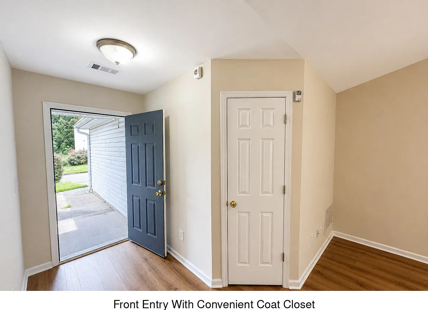 3 bed, 2.0 bath, 1383 sqft, $2,000 — Photo 2