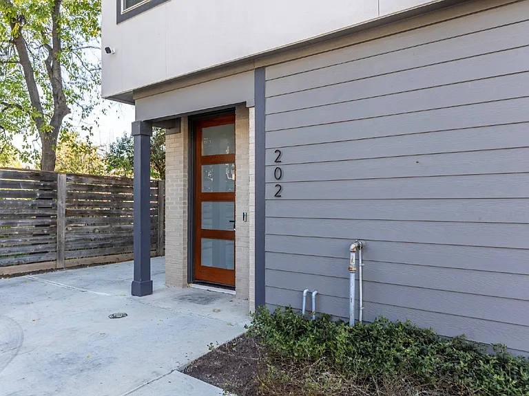 130 Rose Ln #202 — Photo 2
