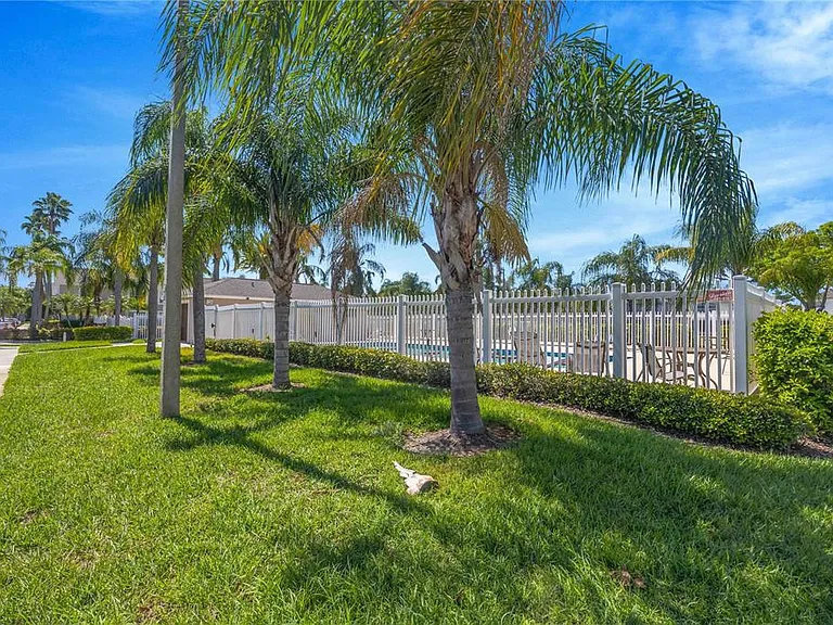 727 Kensington Lake Cir — Photo 64