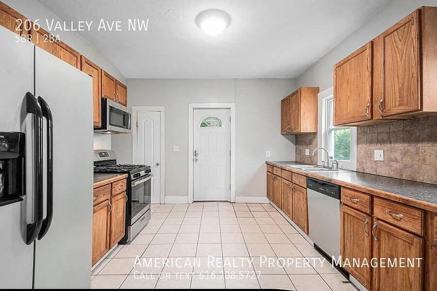 5 bed, 1405 sqft, $2,700 — Photo 4