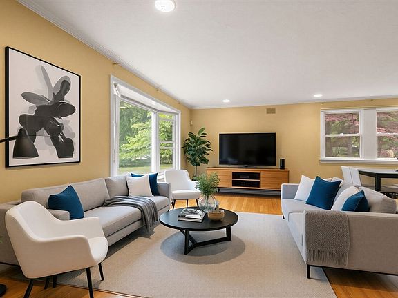 4th image of 35 Castle Dr