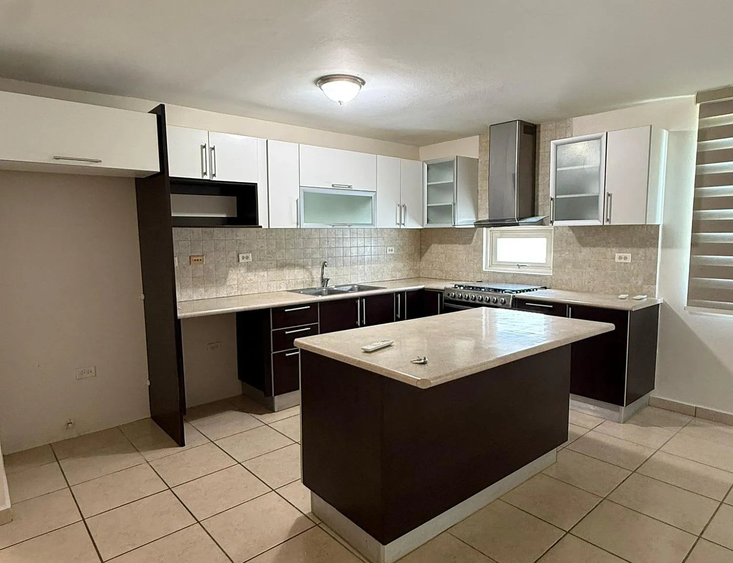 3 bed, 1.0 bath, 1050 sqft, $1,900 — Photo 4