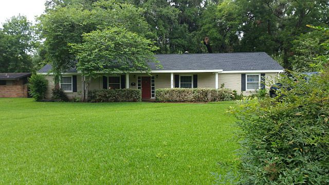 1st image of 302 Oak Dr
