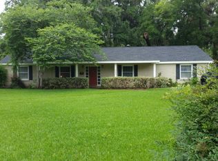 302 Oak Dr, Lake Jackson, TX 77566